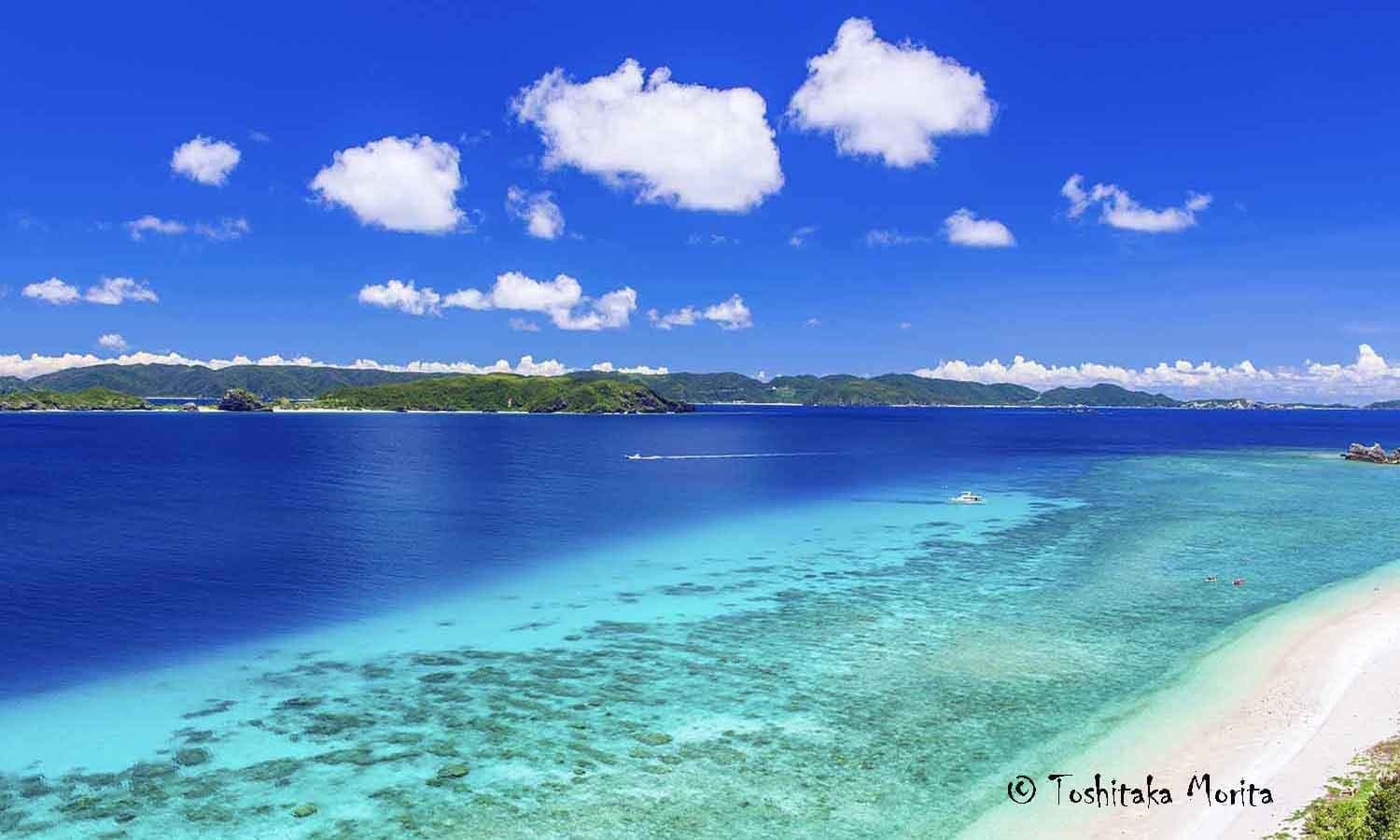 盛夏のケラマブルーの阿嘉島のニシ浜