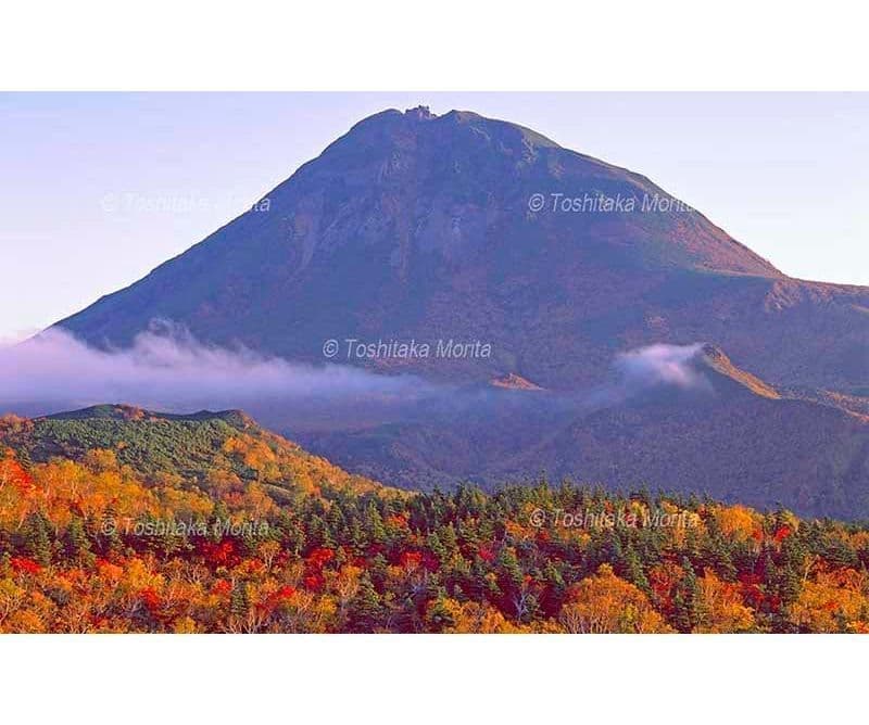 秋の知床峠から羅臼岳（知床富士）の朝景